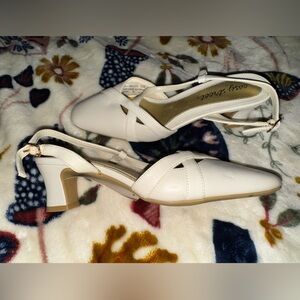 Easy Street Ivory Cream Off White Closed Toe 2.5” Heel Sandals Strappy Women 6